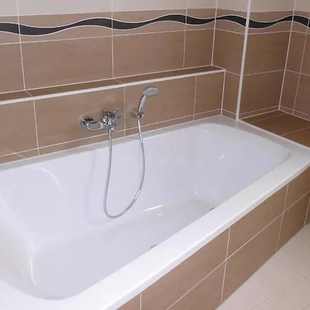 Pet Friendly In With Kitchen Holiday home